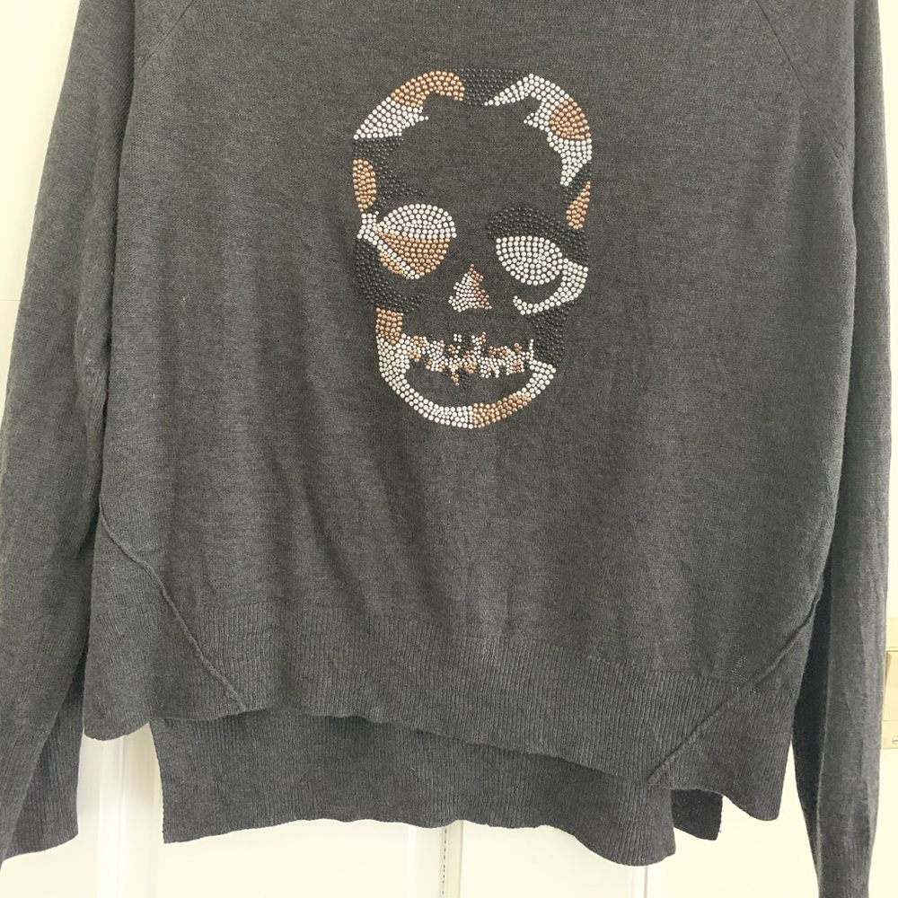 Romeo & Juliet Couture lightweight skull sweater